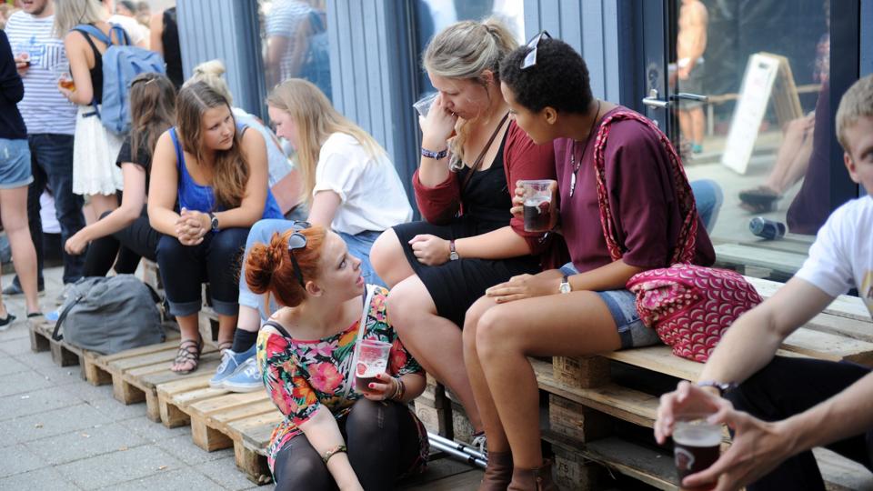 Gæsterne begyndte lørdag stille og roligt, men efterhånden kom der gang i fadølsanlægget i takt med, at vejret blev varmere. Foto: Diana Holm <i>diana.holm@nordjyske.dk</i>