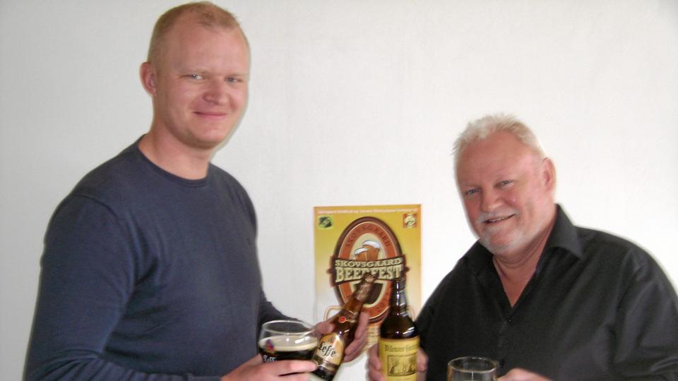 Niels Kronborg (tv) og Jørgen Klug, to af initiativtagerne til Skovsgård Beerfest, glæder sig over, at alt tegner til fuldt hus ved ølmessen.