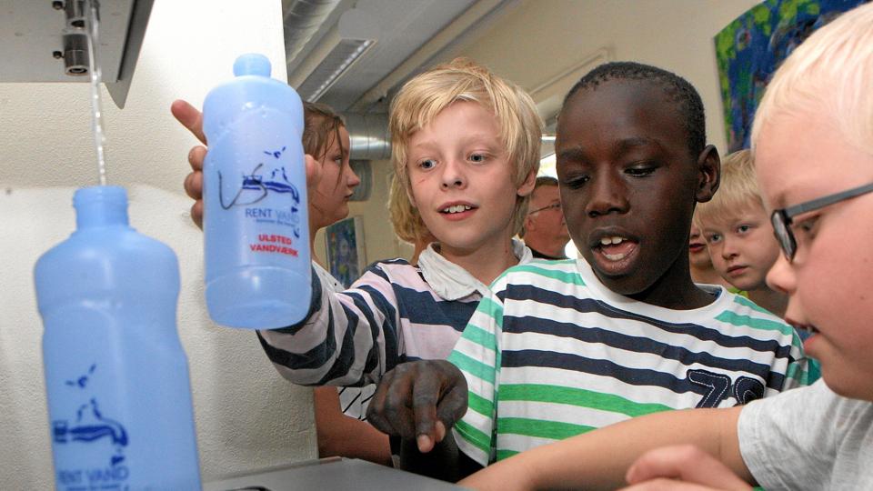 Så kunne flaskerne fyldes, hvilket Magnus (t.v.), Anthony og Simon (t.h.) fra 3 klasse var de første til at gøre. Foto: Allan Mortensen <i>Allan Mortensen</i>