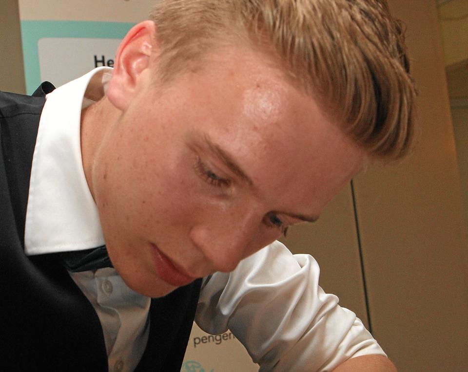 Rafael Kurtson benytter her en specialteknik til at undersøg karattallet for en guldring. Foto: Allan Mortensen <i>Allan Mortensen</i>