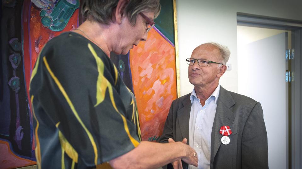 Borgmester Lene Hansen (S) gav Bendt Danielsen en stor del af æren for den lokale uddannelsesvejlednings succes. Foto: Kim Dahl Hansen