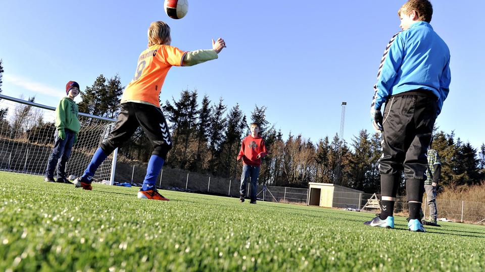 Hirtshals Boldklub har en kunststofbane - og det er nu også på vej til foreningerne i Brønderslev og hjallerup.Arkivfoto: Bent Bach <i>Bent Bach</i>