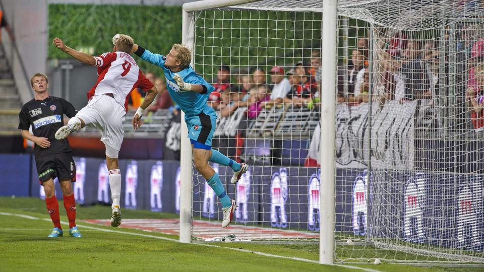 Thomas Augustinussen i en luftduel med FC Midtjyllands Jonas Lössl i fredagens 3-0 sejr. Foto: Martin Damgård
