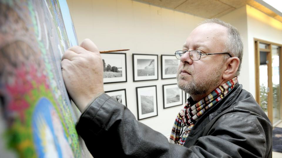 Den kendte nordjyske kunstner Esben Hanefelt optræder selv ved ferniseringen hos Kulturkøbmanden lørdag 2. juni. Arkivfoto: Michael Koch <i>Michael Koch</i>
