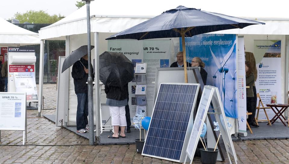 Energimesse i regn på Rådhuspladsen i Frederikshavn 2011.
Arkivfoto: Carl Th. Poulsen <i>Carl Th. Poulsen</i>