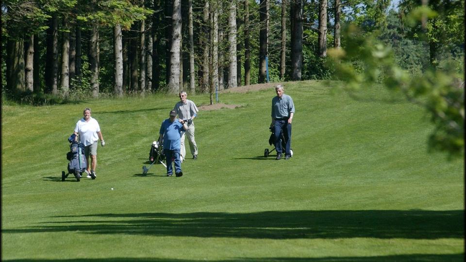 Vesterhavsdrengene fra Blokhus Golf Klub snuppede pokalen fra herreklubben i Aabybro Golfklub. Arkivfoto