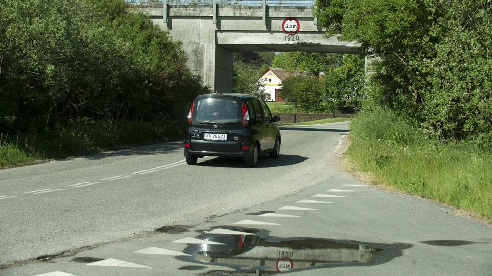 Der er stadig hul igennem på Tolstrupvej - Banedanmark besluttede fredag før pinse at trække i nødbremsen og udsætte projektet til august. Foto: Hans Ravn <i>Hans Ravn</i>