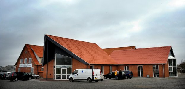 Hotel Vilsund Strand lever hovedsageligt at fester og mødearrangementer. Men alle gæster har glæde af den formidable udsigt til sund og bro. <i>Arkivfoto: Peter Mørk</i>
