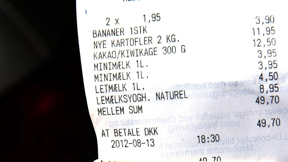 Ole Thomsen har synligt bevis på, at hans nyindkøbte mælk tilsyneladende er halvanden time efter fremstillingstidspunktet.Foto: Kurt Bering <i>Kurt Bering</i>