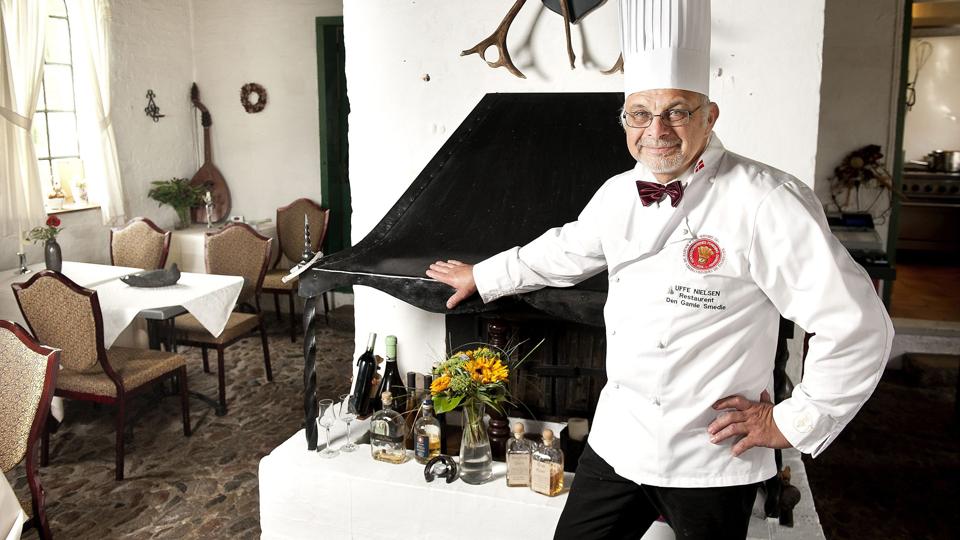 Revyfolkene samt restauratør og kok Uffe Nielsen fra Børglum Gamle Smedie har sammensat revymenuen. Arkivfoto: Lars Pauli <i>Lars Pauli</i>