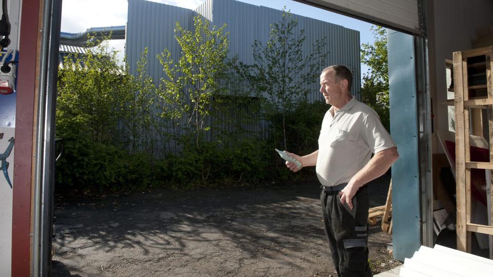 Nu har Arne Falborg teknik- og miljøudvalgets ord for, at naboens generende støvudskillelsesanlæg skal flyttes. Men han jubler ikke, før han ser det ske. Arkivfoto: Grete Dahl <i>Grete Dahl</i>