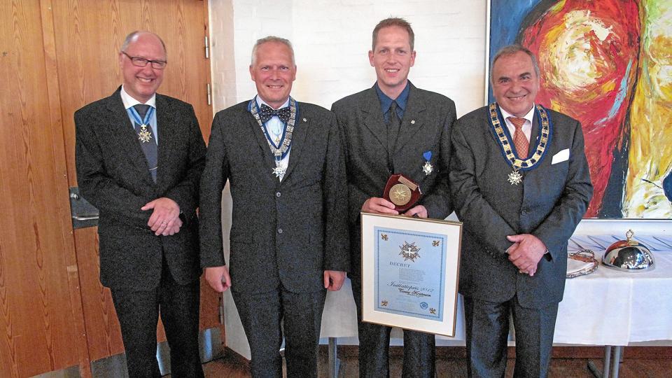 Fra vestre mod højre ceremonimester Jens-Peter Skov, Sallingsund, vicekomtur Jack Tarby, Skagen, Tonny Kristensen (prismodtageren) og komtur Karl-Otto Schmidt, Aalborg.