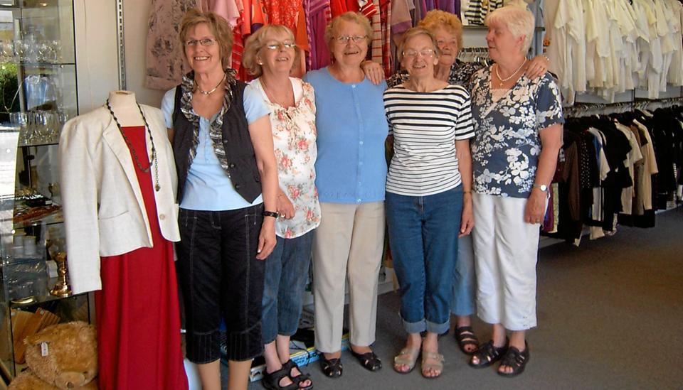 På billedet ses nogle af de mange medarbejdere i genbrugscentret Gl. Ålborgvej. Fra venstre Grethe Heegaard, Inger Marie Jensen, Lis Lauritsen, Ellen Jørgensen (ledergruppen), Birthe Kristensen samt Kirsten Nedergaard (ledergruppen).
