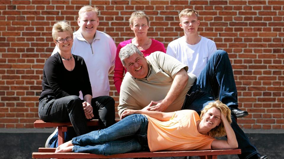Revyholdet fra Als. Stående fra venstre Jeanette Madsen, Kenneth Lybæk, Signe Bech og Dennis Pedersen. Behageligt henslængt Michael Dalsgaard og Anja Sand Bager. Foto: Marcmedia.dk