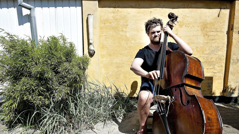 Årets JazzClasher 2012, Kenneth Dahl Knudsen, med sin uundværlige legekammerat, den store gulvbas, som han håndterer med stor kærlighed og kompetence. Den 27-årige jazzmusiker har netop udgivet sin anden cd, Clockstopper, som han indspillede i New York. I Sæby sluttede han jazzfesten sammen med engelske Christina Jones.