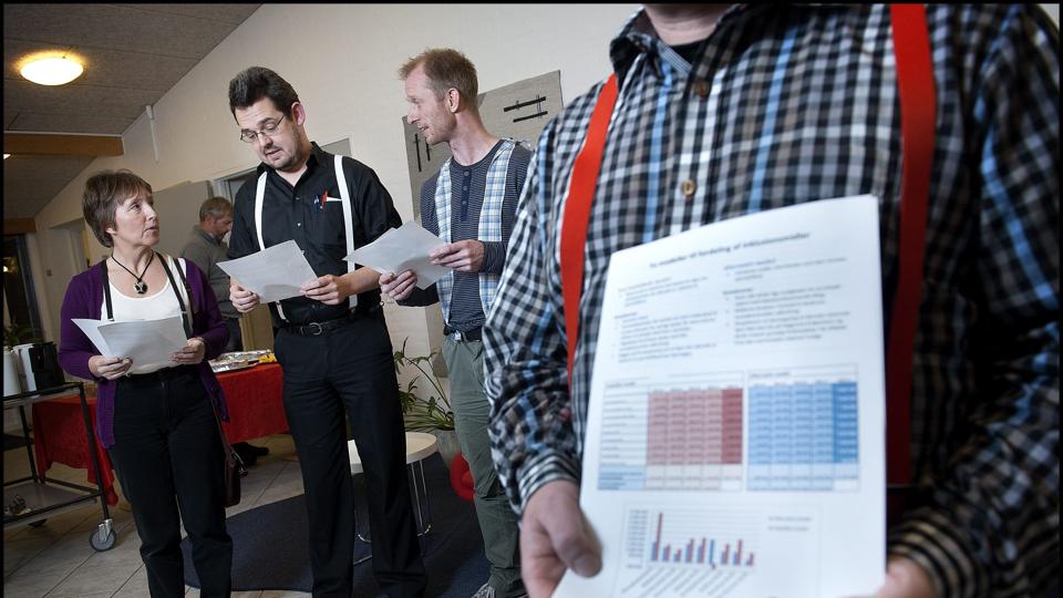 Forældre fra Sortebakkeskolen var mødt op til byrådsmødet for at protestere over forslaget til fordeling af specialundervisningspenge, fra venstre Grethe Lakmann, Kim Hornbech, Jacob Højlund og Niels Østergaard. Foto: Lars Pauli <i>Lars Pauli</i>