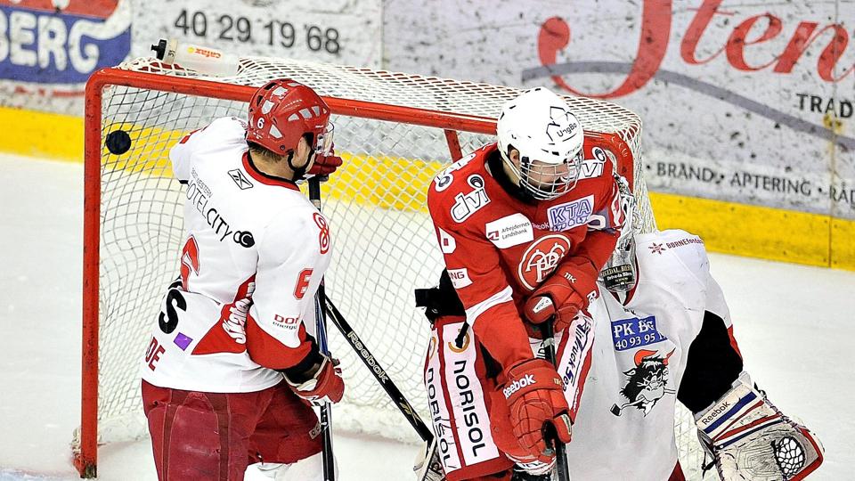 Lasse Jul Korsgaard - her i en slutspilskamp mod Rødovre - har forlænget med Aalborg Ishockey ¬ Foto Claus Søndberg