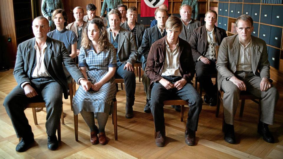 Hvidstengruppen i retten i en scene fra filmen.