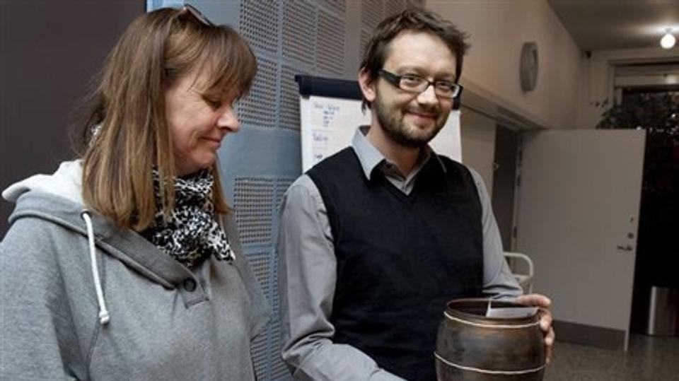 NORDJYSKES journalist Kirsten Pilgaard, formand for priskomiteen, overrakte Maren-prisen til Morten Søgaard. Mette Zives var bortrejst ved prisoverrækkelsen.Foto: Henrik Louis