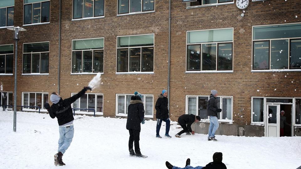 For tiden er Skolegården på Hirtshals Skole oplagt til sneboldskamp, men til sommer kan gården måske bruges til koncerter.Foto: Thomas Vinther