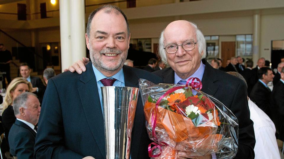 Ejvind Olesen (til højre) overrakte pokalen til Søren Svendsen. Foto: Bjarne Lüthcke