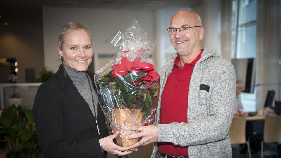 Sanne Andersen, afdelingsdirektør i Nordea Frederikshavn, overrækker blomster til Gunnar Møller Nielsen i anledningen af, at han nu er blandt de sidste tre kandidater til at modtage ”Gør Det Muligt”-prisen. Foto: Kim Dahl Hansen <i>Foto Kim Dahl Hansen</i>