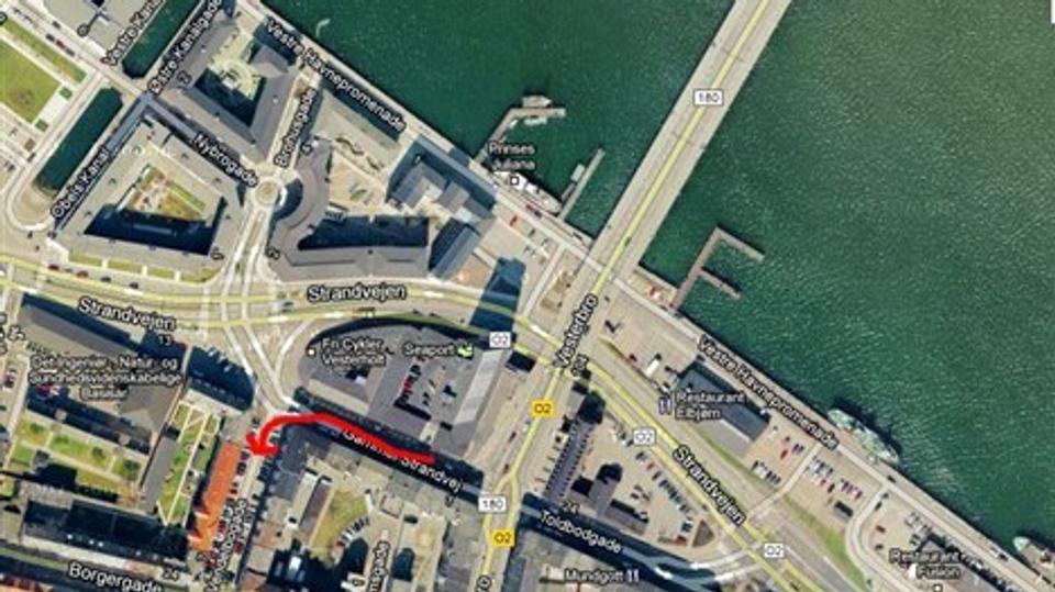 Det er den røde smutvej, der er populær blandt bilisterne. Men altså også voldsomt ulovlig. Foto: Google