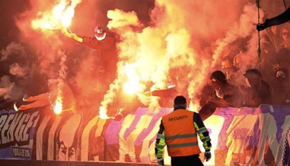 Tilskuerballaden til AsBs møde med FCK er den direkte anledning til, at en øget indsats mod fodboldbøller er på vej. Foto: Henning Bagger, Scanpix
