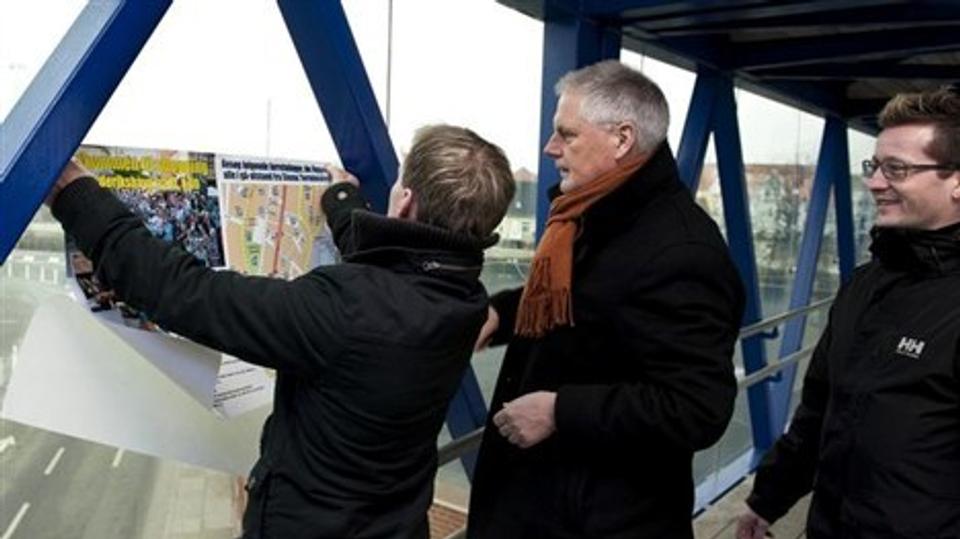 Handelschef Dan Kobberup, Kenneth Hardam fra Stena Line og turistchef Pauli Jørgensen er i fuld gang med at reklamere for Frederikshavn som handelsby. Foto: Carl Th. Poulsen