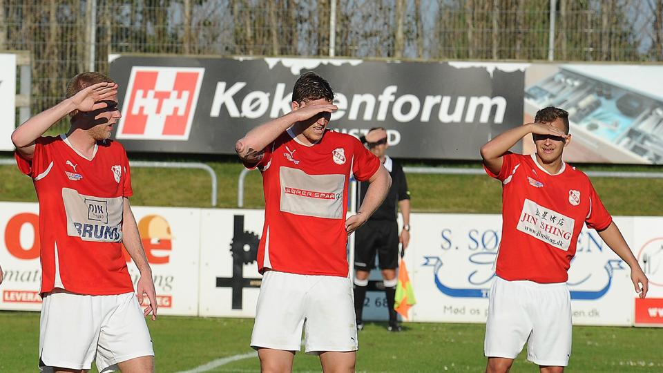 Lindholm behøver ikke anstrenge sig i sommervarmen for at slå Gug med 2-0 i DBU Pokalen. Foto: Ole Iversen