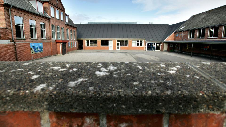 Assens Skole skal efter sommerferien rumme yderligere 40 børn med særlige problemer. Skolebestyrelsen mener ikke, de nødvendige økonomiske ressourcer følger med, og beder derfor om fritagelse for deres hverv. Foto: Michael Koch <i>Pressefotograf Michael Koch</i>