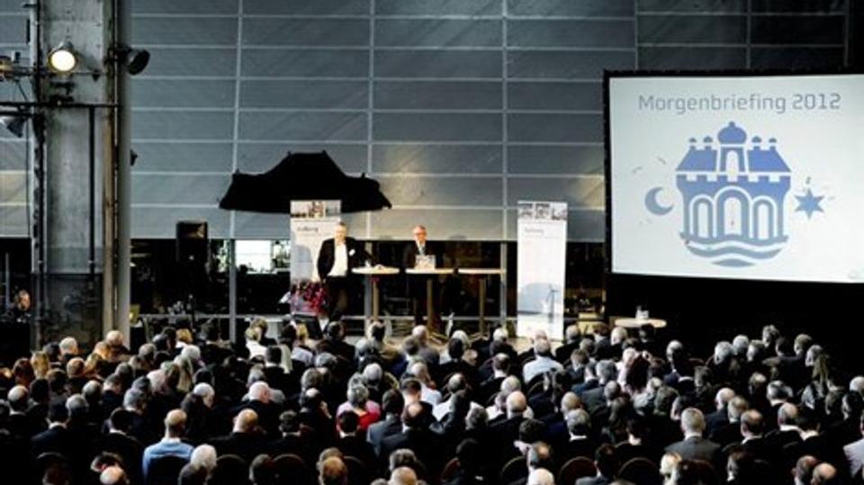 Henning G. Jensen indledte morgenmødet for erhvervslivet i Aalborg - målet var at give erhvervet en måling af, hvordan Aalborg klarer sig. Og det går mere end godt, lød beskeden. Foto: Henrik Bo