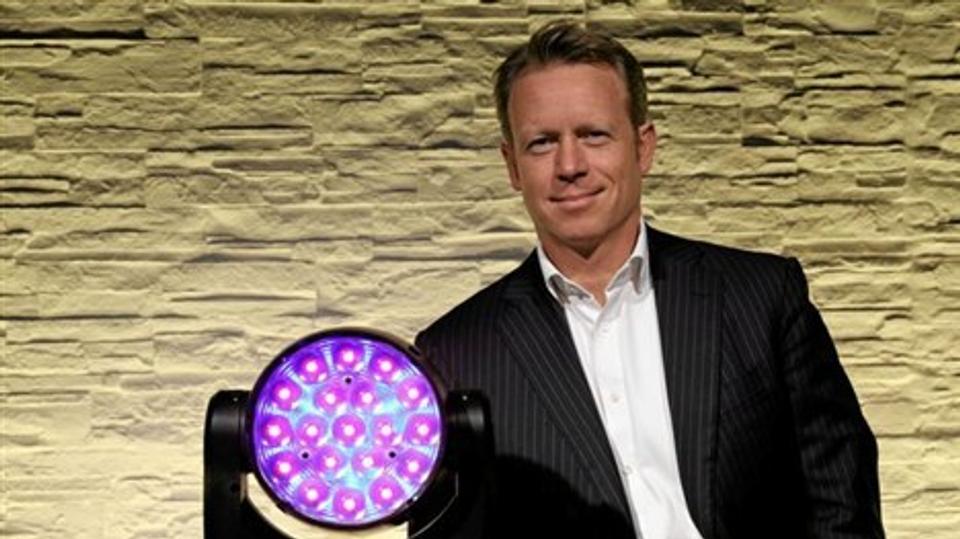 Martin-direktør Christian Engsted med lampen Mac Aura, der i 2011 medvirkede til fremgangen med en omsætning på et trecifret millionbeløb. Arkivfoto