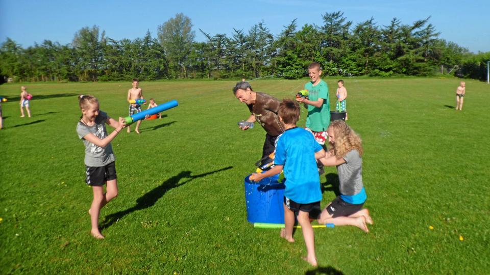 Vandkamp var en oplagt fysisk aktivitet, syntes eleverne. Privatfoto