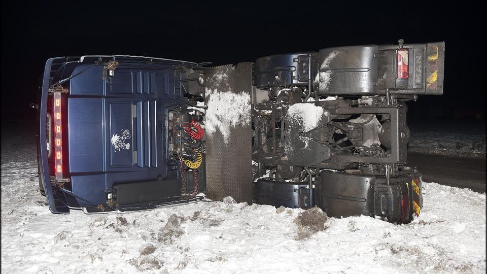 Bilen væltede og endte på siden på Rørdalsvej. Foto: Lars Pauli <i>Lars Pauli</i>