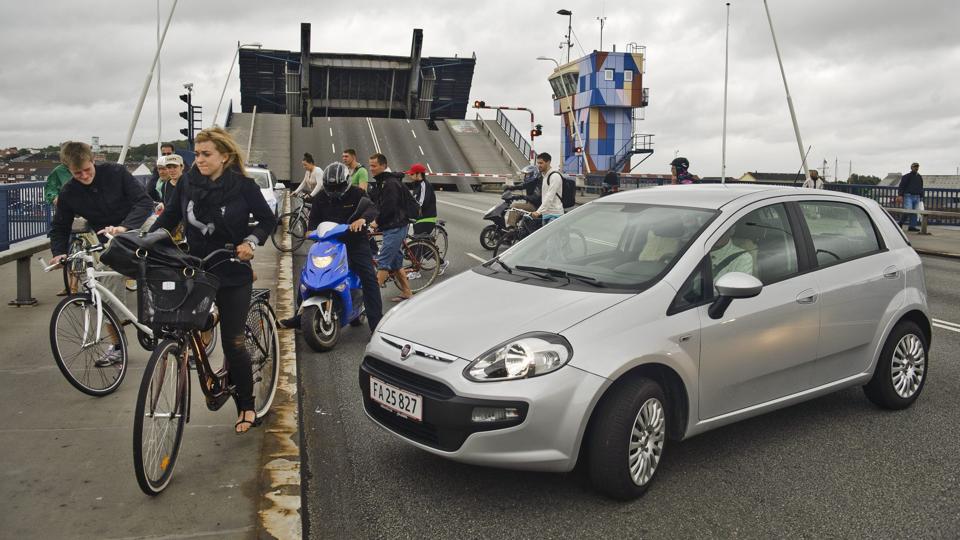 Skibstrafikken må fortsat vente på at komme under Limfjordsbroen, der oplevede en mekanisk fejl 7. august. Foto: Martin Damgård