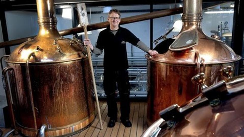 Brygger har for første gang oplevet at se sorte tal på bundlinjen. Bryggeriet giver overskud, omend det er beskedent. Årsagen er til gengæld enkel: De frivillige har hjulpet med at løfte opgaven. Foto: Lars Pauli