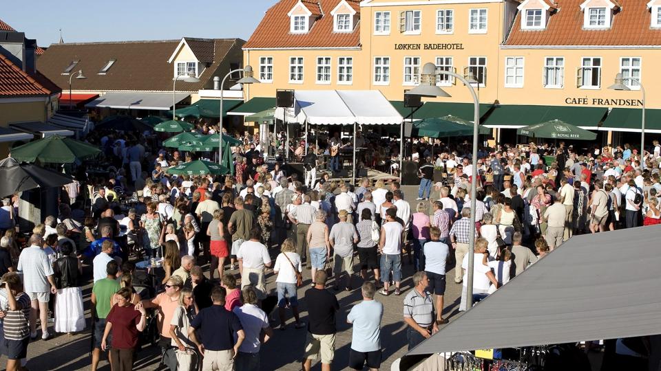 Flere turister i feriehusene i 2011 gav blandt andet et større publikum til asfaltbal i Løkken. Arkivfoto: Henrik Louis