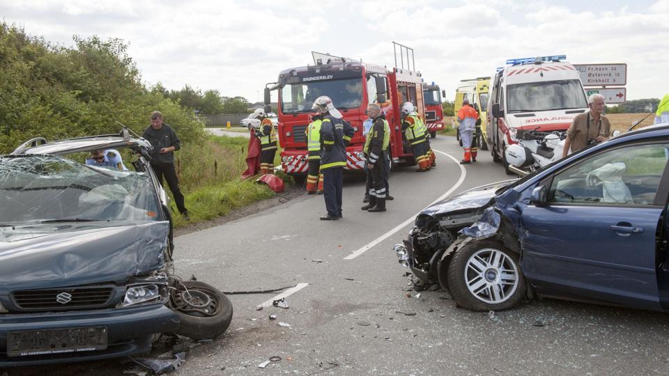 Taget måtte klippes af den ene bil efter et færdselsuheld ved Jerslev tirsdag eftermiddag. Foto: Kurt Bering <i>Kurt Bering</i>