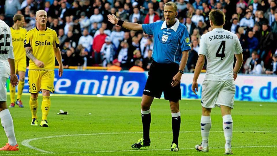 Sådan ser de bedste danske fodbolddommere ud i den blå version af det nye dommerdress. PR-foto.