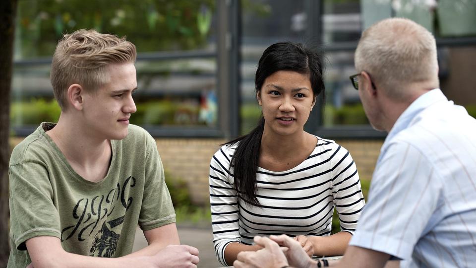 Skoleleder Rene Arnold Knudsen, elevrådsformand Jonas Bonne Jørgensen og næstformand i elevrådet Eva Dong tror ikke på et forbud.