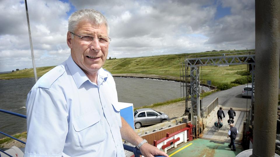 På Næssund Færgen må overfartsleder Lars Nielsen sande, at færgefart er alt andet end en rentabel forretning. Foto: Niels Meredin