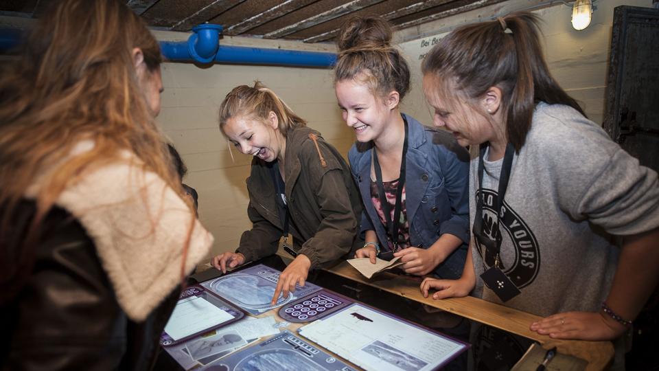 Elever på besøg på Bangsbo Fort, hvor de lærer om livet i bunkeren. Foto: Kim Dahl Hansen