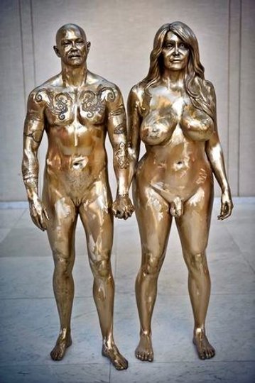 Alle Marc Quinns skulpturer er virkelige mennesker. Også "Buck og Allanah" - transkønnede ikoner, der bl.a. har gjort sig bemærkede i pornobranchen. Kunstneren har skabt dem i slebet og poleret bronze.
