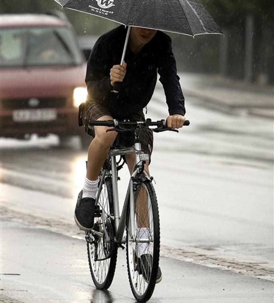Du kan skifte parasollen ud med paraply, når altså vinden har lagt sig. Arkivfoto.