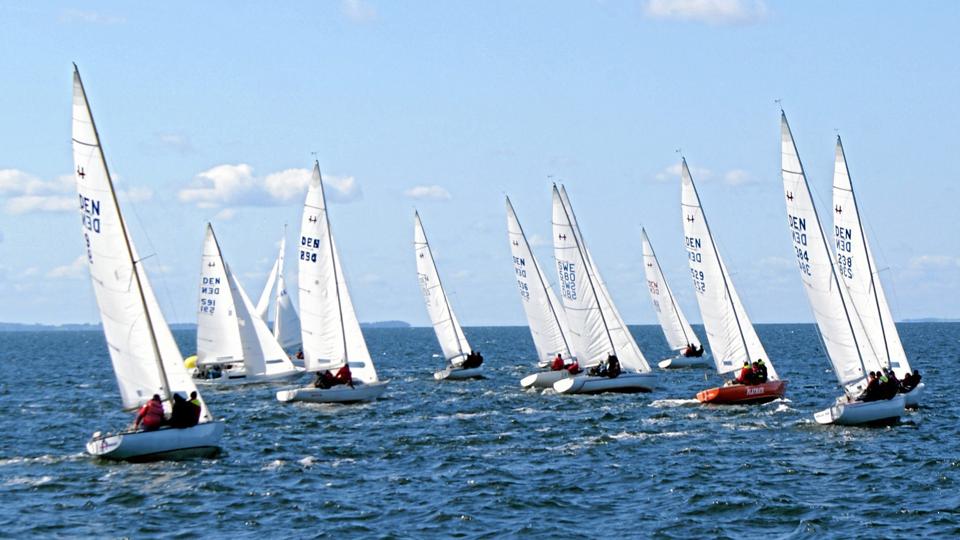 H-både i tæt kapløb under stævne i Amtoft i maj 2012. Over 30 både er meldt klar til VM-stævnet i Thisted. Privatfoto