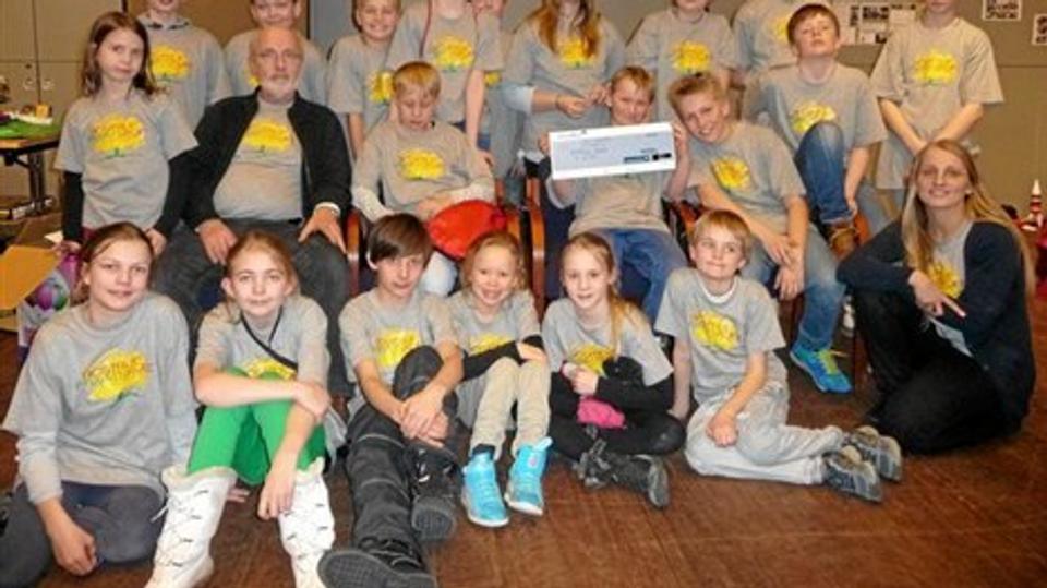 Rostrup Privatskoles hold på 24 børn og deres to lærere i natur-teknik med bronze-checken fra DM-finalen i Vejle. Foto: Dorte Ladefoged