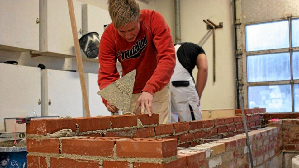 Skolen er stedet, hvor færdighederne indøves inden de skal prøves af i praktik på en virksomhed, men mange unge på erhvervsuddannelserne har haft svært ved at finde praktikpladser. Det skal der nu rådes bod på med en frivillig aftale om praktikpladsgaranti.Arkivfoto