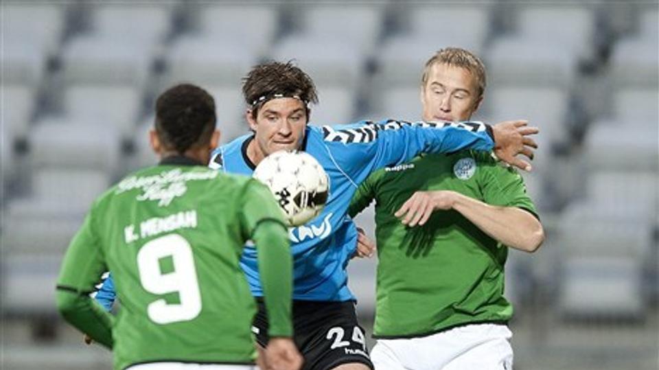 Christoffer Hansen (i midten) åbnede scoringen for Blokhus FC i kampen mod Viborg FF. Foto: Torben Hansen