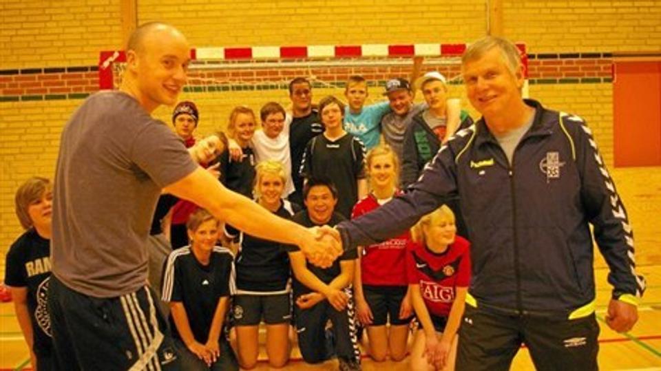 Aftalen er nu i hus. Idrætslærer Aage Simonsen giver hånd til den professionelle håndboldspiller, Jan Lennartson. Privatfoto
